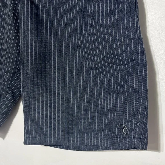 Ripcurl Men's 11" Black Grey Pinstripe Cargo Board Shorts Size 31 - Picture 3 of 9